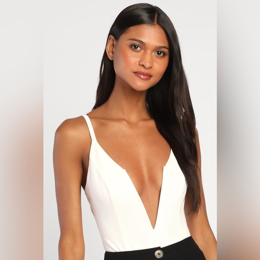Lulu’s Beyond Sultry White Sleeveless Plunge Bodysuit - BNWT - Size M